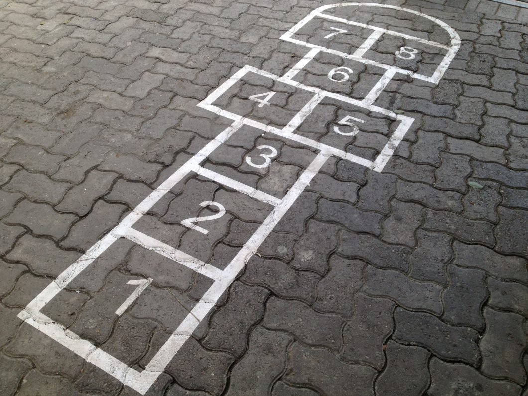 ¿Cómo se juega a la rayuela? Reglas, variantes y beneficios del juego tradicional