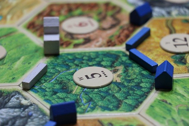 Catan vs Catan Navegantes: ¿Cuál elegir para tu diversión?